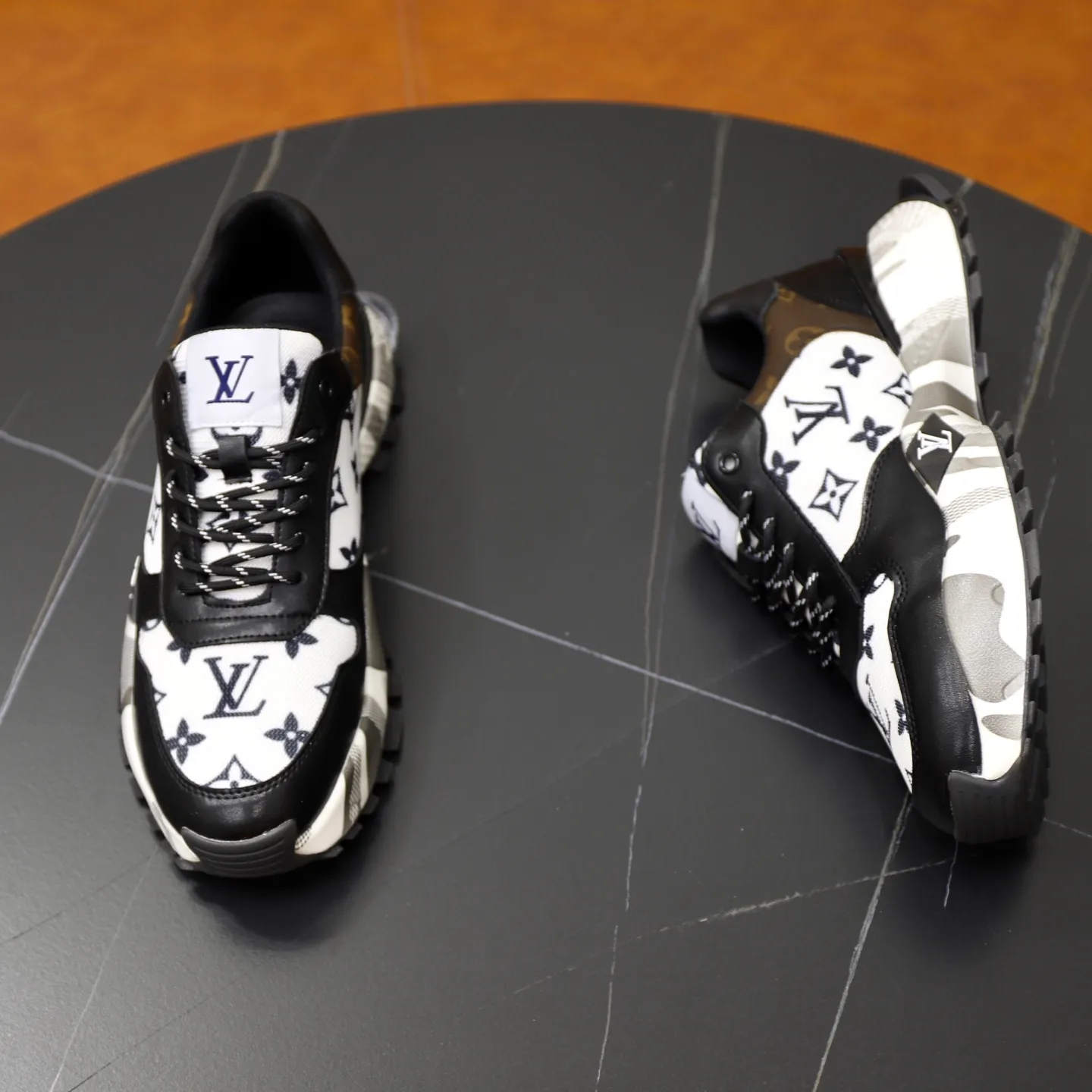 Ex-factory price: 462💰🙅‍♂️🙅‍♂️🙅‍♂️ Brand: LV Louis Vuitton Standard code: 38-44 (45 customized) Grade: Same as the official website Material: Original material spliced with brand cloth Comfortable and breathable lining Lightweight and wear-resistant sports outsole Style category: Men's fashionable casual shoes Running sneakers Distinguished luxury brand elements Top luxury Color: actual picture color